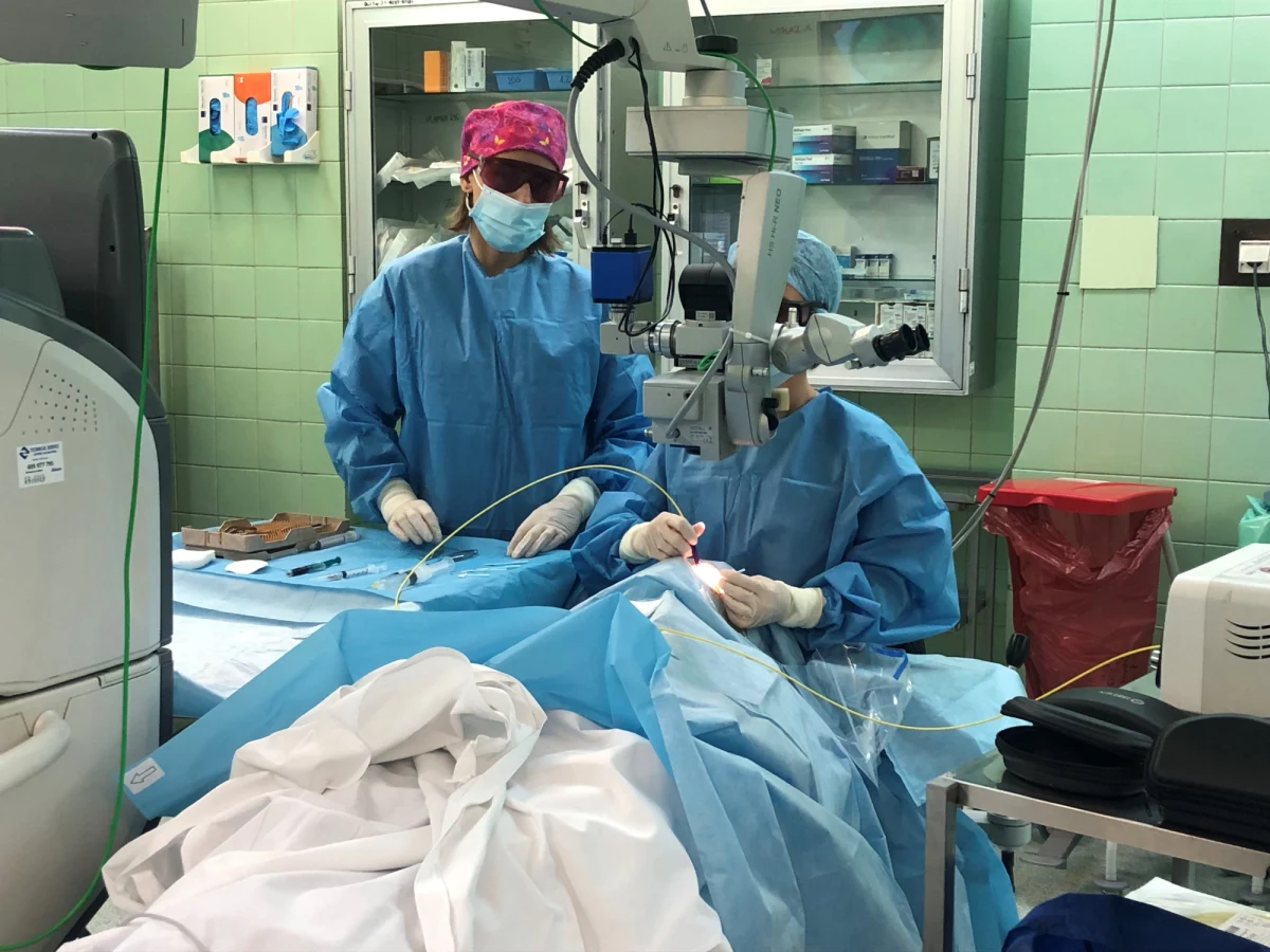 Okuliści z Uniwersyteckiego Centrum Klinicznego im. prof. Kornela Gibińskiego w Katowicach przeprowadzają jednoczasowe zabiegi leczenia jaskry i zaćmy z wykorzystaniem innowacyjnej metody.  Dziś m.in. takie operacje obserwowali podczas warsztatów w UCK okuliści z innych ośrodków w kraju.