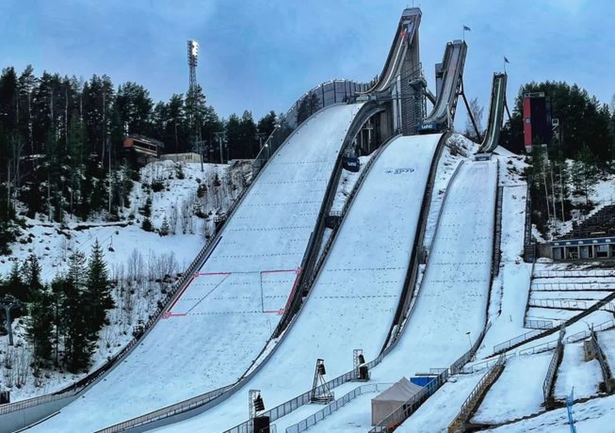 Fińskie Lahti powitało narciarzy deszczem i dodatnią temperaturą. Weekend z zimowymi z nazwy dyscyplinami zostanie rozegrany podczas odwilży. Wczoraj z grząskim śniegiem zmagali się m.in. biegacze narciarscy i skoczkinie. Dziś do drużynowej rywalizacji przystąpią skoczkowie.
