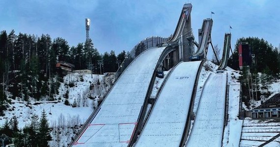 Fińskie Lahti powitało narciarzy deszczem i dodatnią temperaturą. Weekend z zimowymi z nazwy dyscyplinami zostanie rozegrany podczas odwilży. Wczoraj z grząskim śniegiem zmagali się m.in. biegacze narciarscy i skoczkinie. Dziś do drużynowej rywalizacji przystąpią skoczkowie.