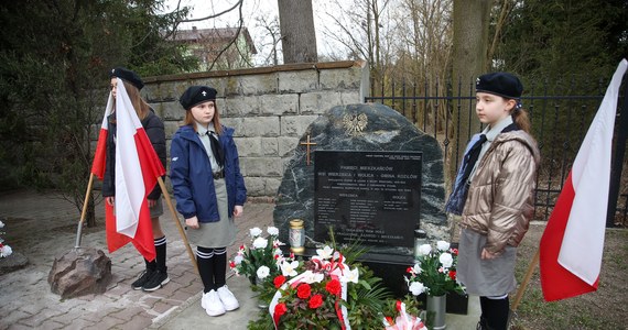 Na cmentarzu w Kozłowie (woj. małopolskie) uczczono pamięć rodzin Kucharskich i Książków, zabitych przez Niemców w czasie okupacji za udzielanie schronienia Żydom. Po zamordowaniu Polaków ich ciała zostały wrzucono do dołów, co było ze strony niemieckich okupantów dodatkową karą upokorzenia za niesienie pomocy ratowanym od zagłady Żydom. Na miejscowym cmentarzu zostały poświęcone dwa nowe nagrobki wybudowane przez Instytut Pamięci Narodowej.