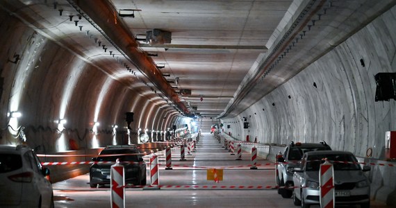 Podpisano umowę na instalację odcinkowego pomiaru prędkości w tunelu pod Świną – poinformował w piątek świnoujski magistrat. Ograniczenie prędkości w tunelu będzie wynosić 50 km/h.