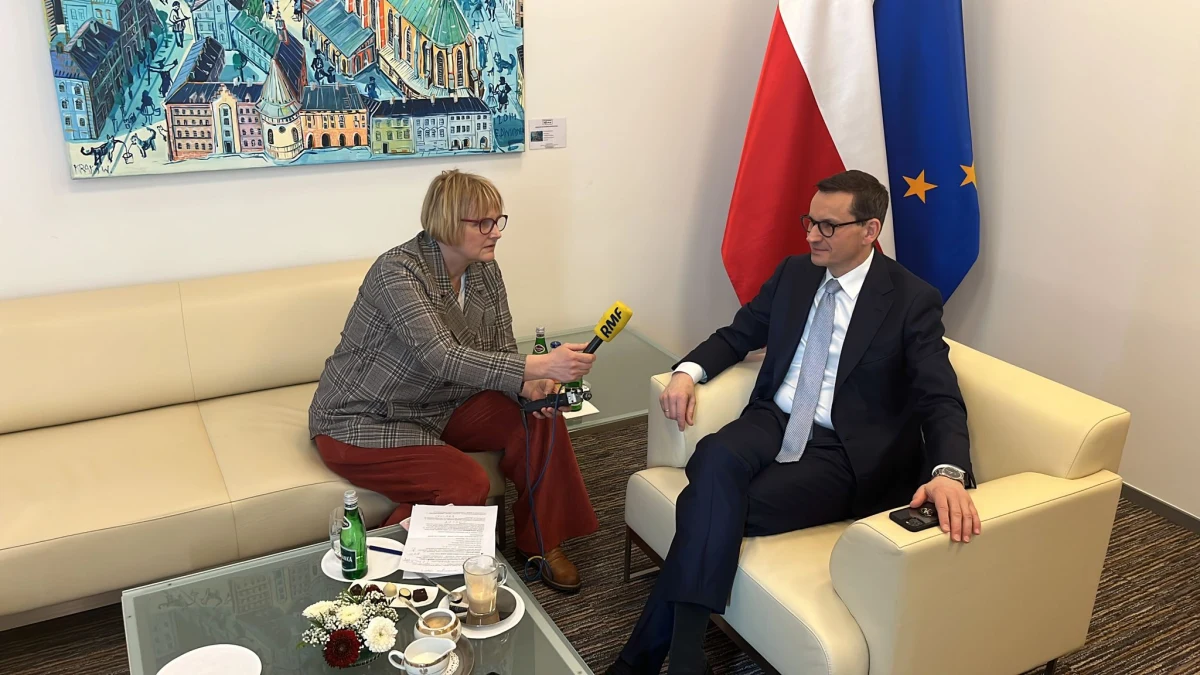 "Mam nadzieję, że 11. pakiet unijnych sankcji wobec Rosji będzie w ciągu najbliższych 2 miesięcy" – powiedział premier Mateusz Morawiecki w rozmowie z brukselską korespondentką RMF FM Katarzyną Szymańską-Borginon. Przyznał jednak, że w Unii Europejskiej widać zmęczenie tym tematem. Szef rządu zapowiedział, że będzie rozmawiać z Litwą w sprawie wstrzymywanych przez nią od ponad 2 miesięcy unijnych sankcji wobec Białorusi. Ostrzegł, że Polska odpowie Łukaszence "pięknym za nadobne". Zdradził również, co może dać polskiemu przemysłowi zbrojeniowemu unijne porozumienie ws. wspólnych zakupów amunicji i tłumaczył, dlaczego UE powinna kupować broń poza Wspólnotą. 