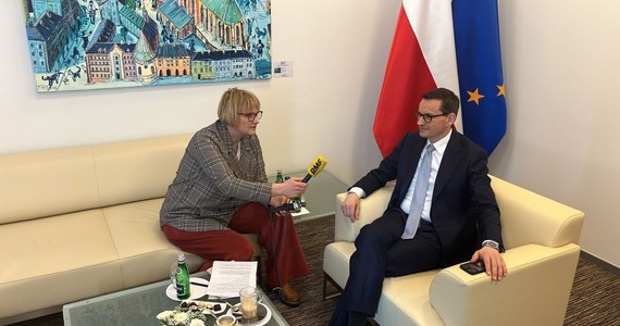 "Mam nadzieję, że 11. pakiet unijnych sankcji wobec Rosji będzie w ciągu najbliższych 2 miesięcy" – powiedział premier Mateusz Morawiecki w rozmowie z brukselską korespondentką RMF FM Katarzyną Szymańską-Borginon. Przyznał jednak, że w Unii Europejskiej widać zmęczenie tym tematem. Szef rządu zapowiedział, że będzie rozmawiać z Litwą w sprawie wstrzymywanych przez nią od ponad 2 miesięcy unijnych sankcji wobec Białorusi. Ostrzegł, że Polska odpowie Łukaszence "pięknym za nadobne". Zdradził również, co może dać polskiemu przemysłowi zbrojeniowemu unijne porozumienie ws. wspólnych zakupów amunicji i tłumaczył, dlaczego UE powinna kupować broń poza Wspólnotą. 