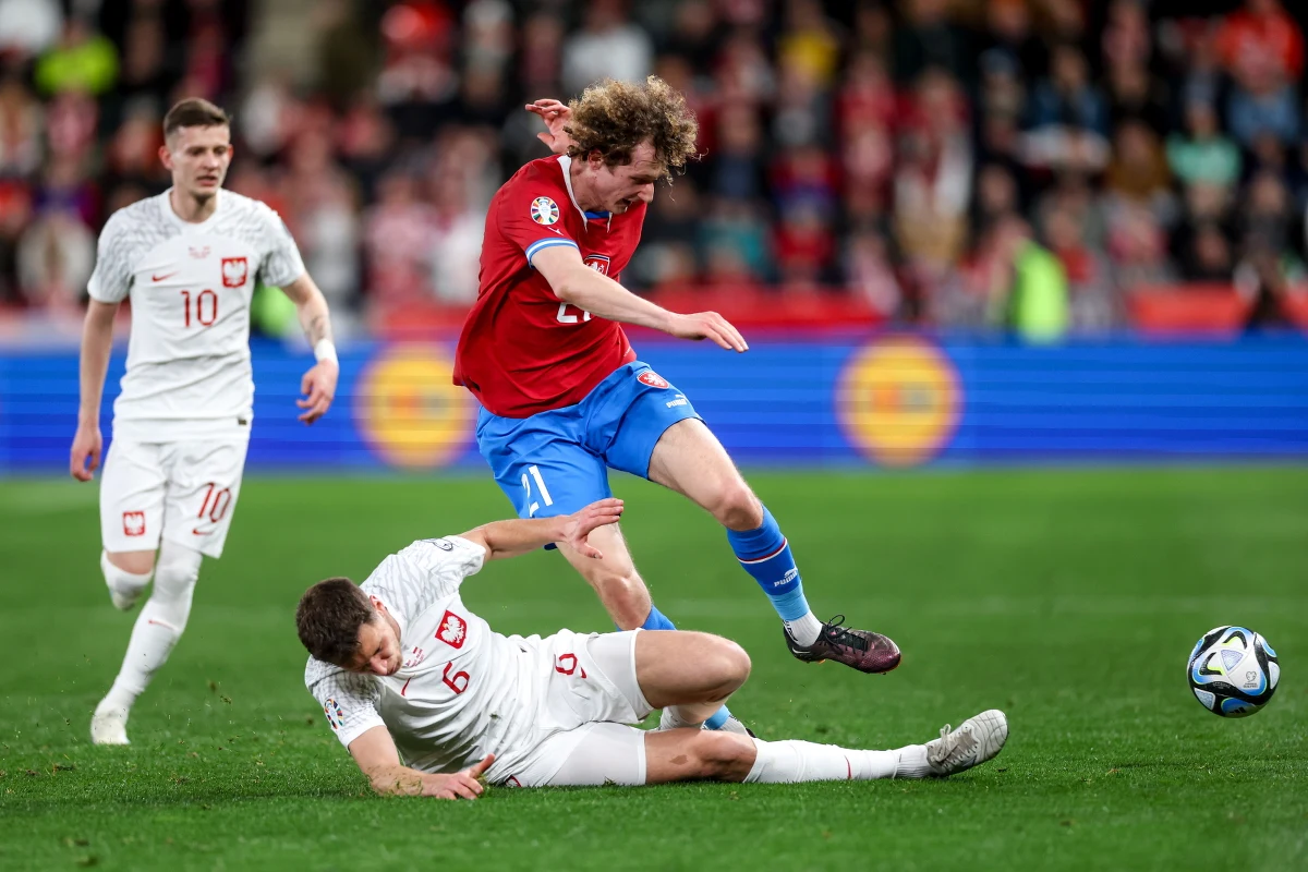 Reprezentacja Polski przegrała z Czechami 1:3 w Pradze w pierwszym meczu eliminacji Euro 2024. Już początek debiut Fernando Santosa w roli selekcjonera Biało-Czerwonych był katastrofalny, bo w ciągu trzech minut rywale zdobyli dwie bramki. Trzeci raz udało im się pokonać Wojciecha Szczęsnego w drugiej połowie. Honorową bramkę dla Polaków zdobył w końcówce meczu Damian Szymański. 
