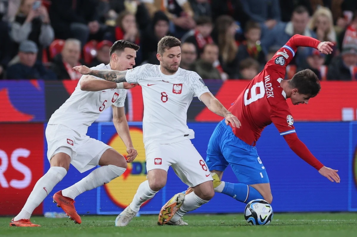 "To jest nie do zaakceptowania. My jako piłkarze na takim poziomie nie możemy sobie pozwolić na taki start" - powiedział Jan Bednarek, obrońca reprezentacji Polski po przegranym 1:3 meczu z Czechami w eliminacjach piłkarskich mistrzostw Europy.
