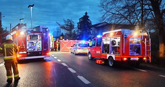 Dwaj kierowcy zginęli w czołowym zderzeniu samochodów, do którego doszło w sobotę rano na drodze krajowej nr 78 w Porębie koło Zawiercia (woj. śląskie). Do szpitala trafiła 23-letnia pasażerka jednego z aut - podała zawierciańska policja. 