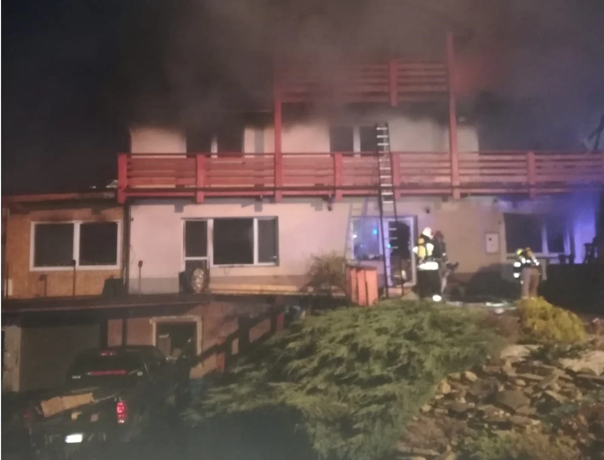 Pożar domu jednorodzinnego w Wiśle. Sytuacja została już opanowana. Teraz strażacy dogaszają pogorzelisko. 