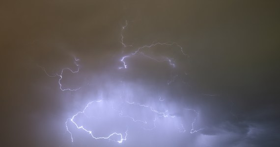 Wystąpienie burz z gradem w większości powiatów Dolnego Śląska prognozuje w sobotę Instytut Meteorologii i Gospodarki Wodnej. W związku z tym IMGW wydał ostrzeżenie pierwszego stopnia, które obowiązuje do sobotniego wieczora.