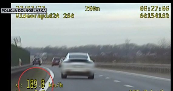 47-letni kierowca porsche jechał S8 189 km/h. Dozwoloną prędkość przekroczył o 69 km/h. Został obciążony mandatem 2 tys. zł i 14 punktami karnymi.