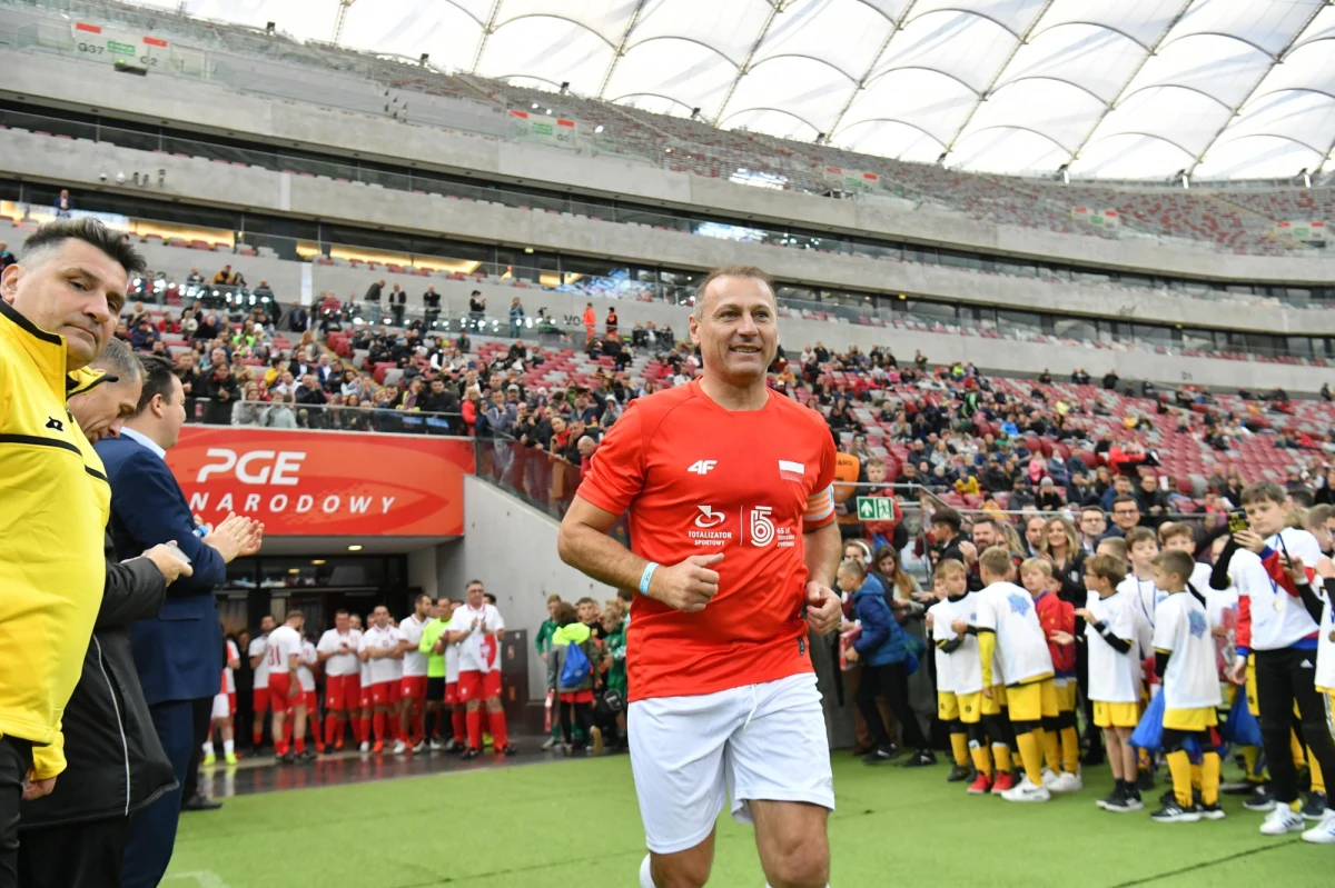 Reprezentacja Polski przegrała z Czechami 1:3 w swoim pierwszym meczu eliminacyjnym do Euro 2024. "Nasi obrońcy byli o kilka metrów spóźnieni, za napastnikami Czech. Byłem załamany. Nie wierzyłem, że tak łatwo oddamy pole drużynie czeskiej, zwłaszcza od pierwszych minut" – mówił w internetowym Radiu RMF24 były reprezentant Polski Piotr Świerczewski. Jak stwierdził, zawiodła taktyka. "Graliśmy nijak. Ani ofensywnie, ani defensywnie. Czesi nas trochę zepchnęli do przodu. Naszą bronią zawsze była gra z kontrataku, szybkie boki. Jeżeli mam kogoś obwinić, to obwiniam trenera, bo powinien mieć jakiś pomysł na naszą grę" – mówił.