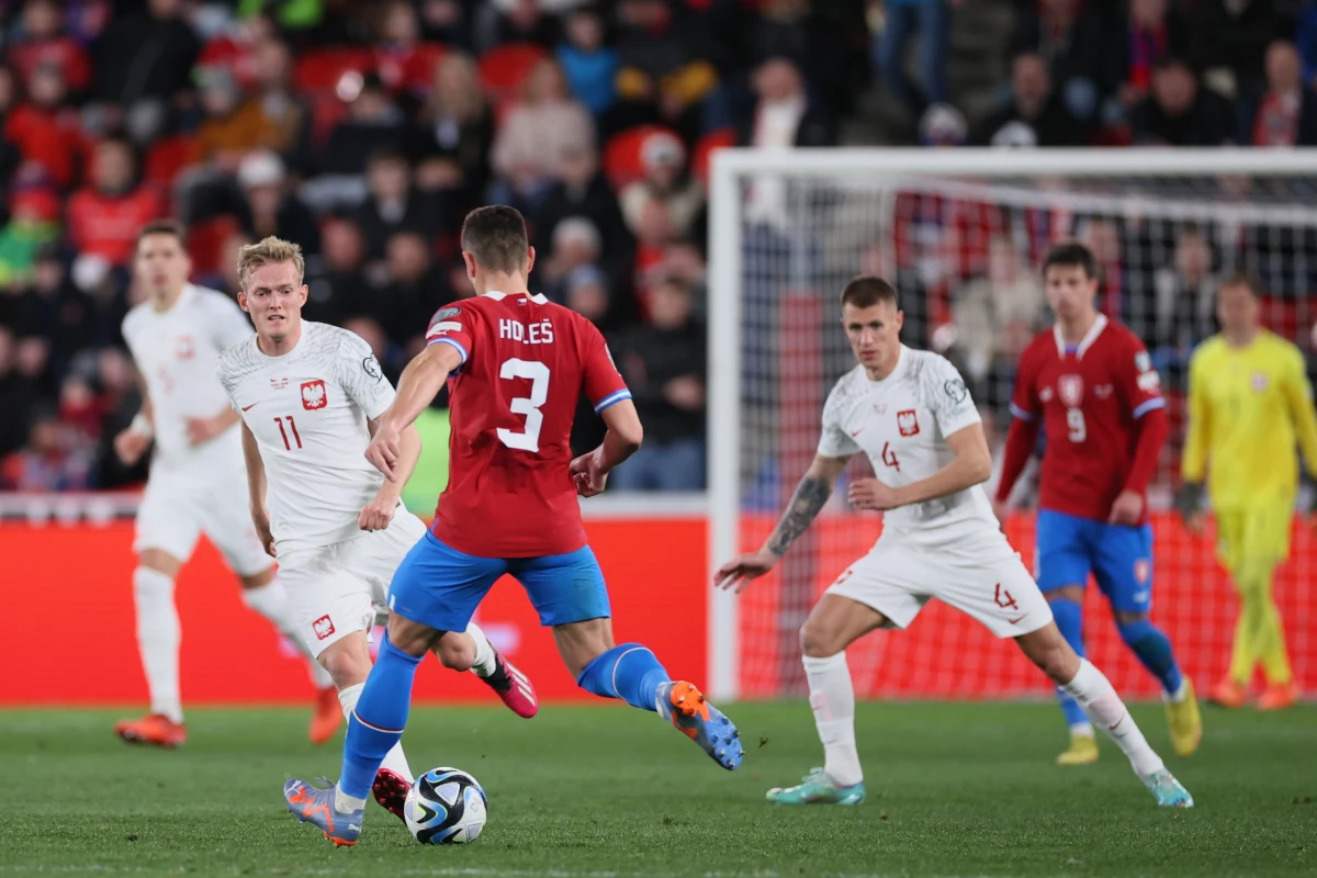 "Zawiodły nas głównie zaangażowanie, determinacja, cechy wolicjonalne" – tak dziennikarz sportowy Canal Plus Krzysztof Marciniak ocenia nieudany mecz piłkarskiej reprezentacji z Czechami w Pradze. Polacy przegrali 1:3 na rozpoczęcie eliminacji Euro 2024. Marciniak w rozmowie z Patrykiem Serwańskim przeanalizował przyczyny naszej porażki. 