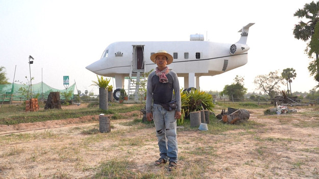 Marzenia to potężny bodziec do działania. Pewien mężczyzna z Kambodży wydał oszczędności życia na budowę domu w kształcie samolotu. Choć sam nigdy nie latał, w samoloty wpatrywał się od dziecka. 