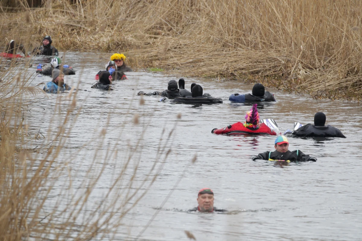 Po raz osiemnasty nurkowie z Akademickiego Klubu Nurkowego "Skorpena" w Olsztynie powitali wiosnę płynąc rzeką Łyną. Tradycyjnie niektórzy byli przebrani.
