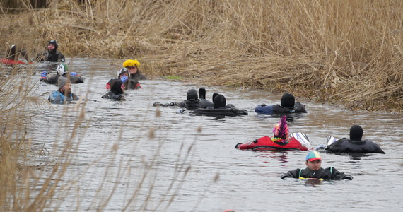 Po raz osiemnasty nurkowie z Akademickiego Klubu Nurkowego "Skorpena" w Olsztynie powitali wiosnę płynąc rzeką Łyną. Tradycyjnie niektórzy byli przebrani.
