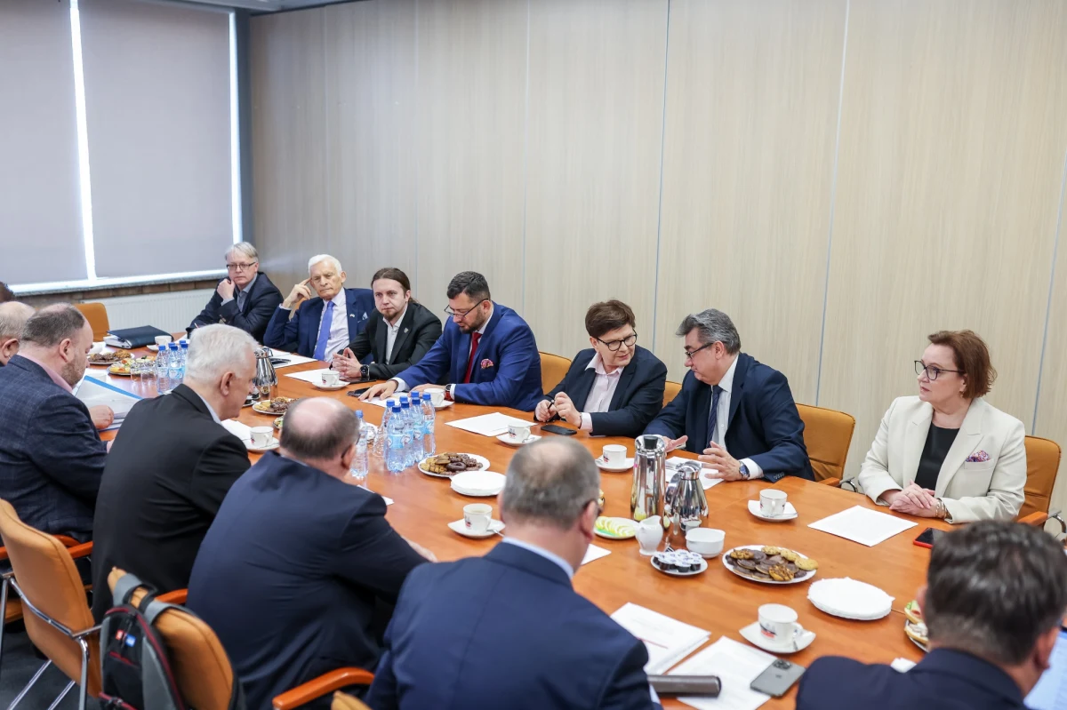 Europosłowie różnych opcji politycznych podpisali w Katowicach deklarację, w której potwierdzili zaangażowanie na rzecz rozwiązań służących zablokowaniu unijnego rozporządzenia metanowego w obecnym kształcie. Projekt tej regulacji nazwano "krzywdzącym dla polskiego przemysłu wydobywczego".