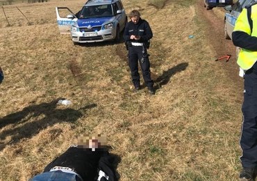 Pościg jak z filmu. Potrącony policjant i kolce do przebijania opon