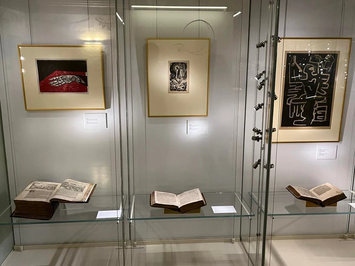 Od dziś w Muzeum Pan Tadeusza we Wrocławiu dla publiczności dostępna jest wyjątkowa wystawa “Dziady. Przejście”. Ma ona zmieniać nasze stereotypowe spojrzenie na jeden z najważniejszych tekstów literatury polskiej.

