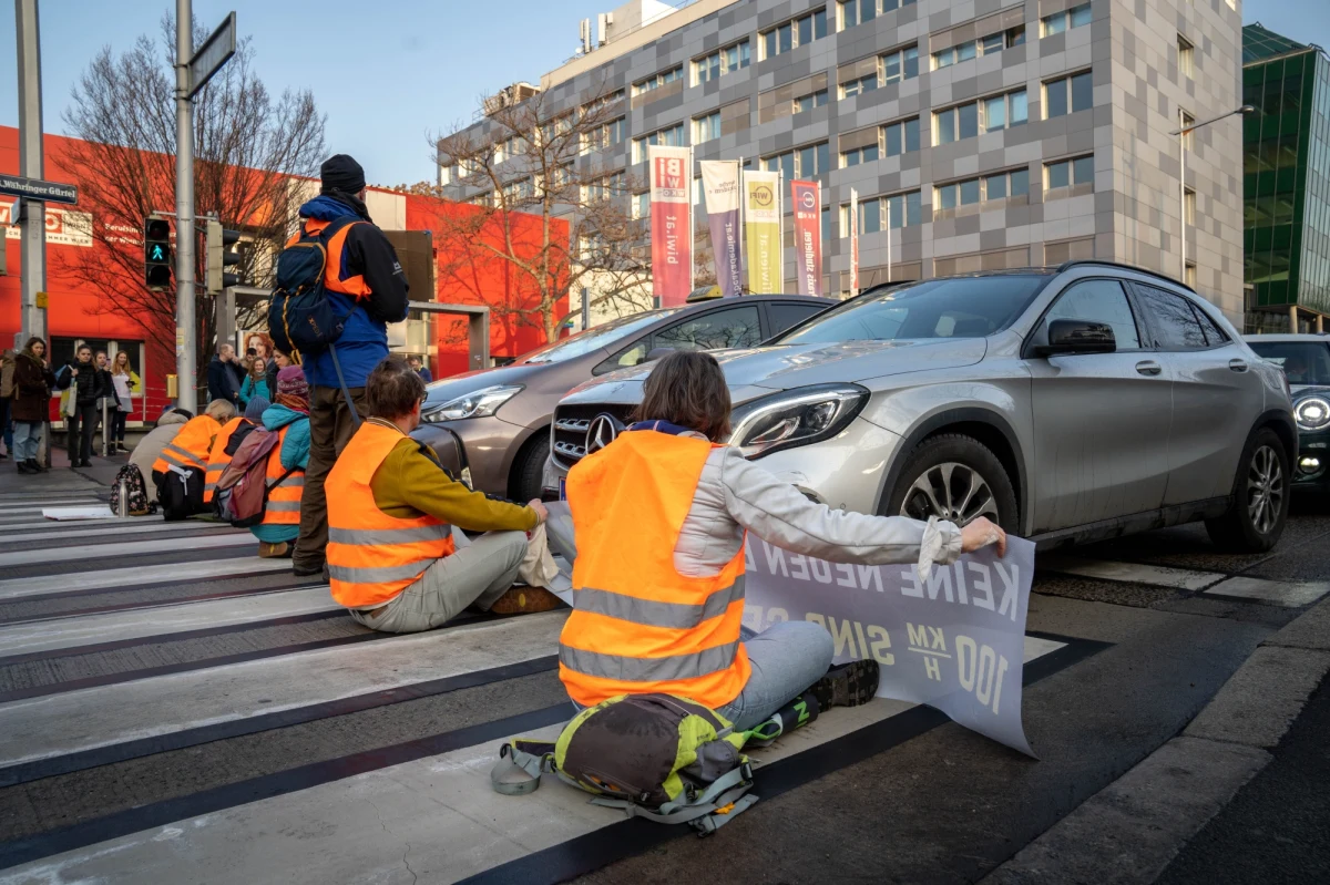 Do szarpaniny pomiędzy kierowcami a aktywistami blokującymi przejazd mostem doszło w sobotę w Hamburgu. W sieci pojawiły się nagrania, na których jeden ze zdenerwowanych kierowców ściąga z jezdni na pobocze i kopie tarasującego przejazd uczestnika protestu.