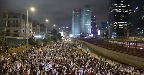 Ok. 200 tys. osób demonstrowało w sobotę w Tel Awiwie przeciwko planom rządu premiera Benjamina Netanjahu dotyczącym przebudowy systemu sądownictwa. Dziś rozpocząć się ma ogólnokrajowy "tydzień paraliżu”. "Wchodzimy w najbardziej fatalny tydzień w historii Izraela" - napisali w oświadczeniu liderzy protestów, których cytuje "The Times of Israel". "Ten destrukcyjny rząd rozrywa naród na strzępy i demontuje wojsko i gospodarkę" - dodano.