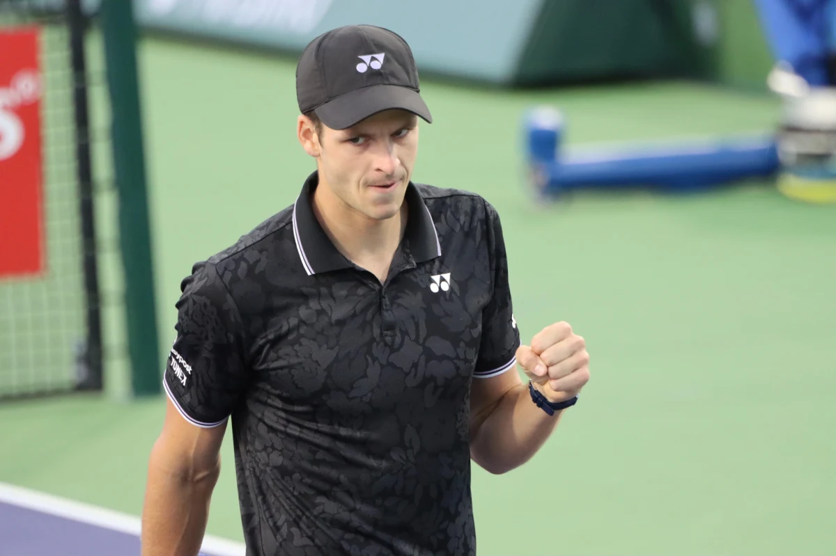 Rozstawiony z numerem ósmym Hubert Hurkacz i wygrał z Australijczykiem Thanasi Kokkinakisem 6:7 (10-12), 7:6 (9-7), 7:6 (8-6) w drugiej rundzie turnieju tenisowego ATP 1000 na twardych kortach w Miami (pula nagród 8,8 mln dolarów). Polak obronił pięć meczboli.