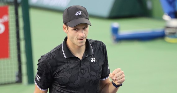 Rozstawiony z numerem ósmym Hubert Hurkacz i wygrał z Australijczykiem Thanasi Kokkinakisem 6:7 (10-12), 7:6 (9-7), 7:6 (8-6) w drugiej rundzie turnieju tenisowego ATP 1000 na twardych kortach w Miami (pula nagród 8,8 mln dolarów). Polak obronił pięć meczboli.