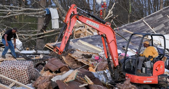 26 osób zginęło w stanach Missisipi i Alabama w USA w wyniku potężnej burzy, która w piątek wieczorem wywołała niszczycielskie tornado. Setki domów zostały zrównane z ziemią, a pas zniszczeń ma długość 274 km.