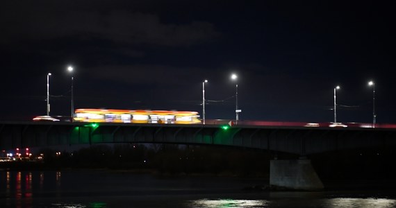 W sobotę odbyła się kolejna edycja akcji "Godzina dla Ziemi". W Warszawie o godz. 20.30 na 60 minut wyłączone zostały m.in. światła Pałacu Kultury i Nauki oraz iluminacje murów obronnych Starego Miasta i mostu Śląsko-Dąbrowskiego. 