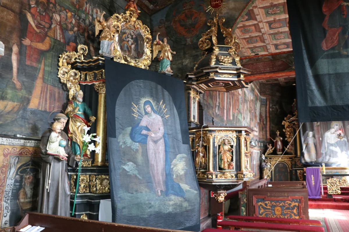 W Kościele św. Jana Chrzciciela w Orawce można podziwiać cztery niezwykłe tkaniny, tzw. kurtyny wielkopostne. Najstarsza pochodzi z 1676 roku. To Pieta, czyli wizerunek Matki Boskiej bolejącej nad ciałem zabitego Syna. Płótno przedstawia także narzędzia Męki Pańskiej, co czyni malowidło bardzo rzadkim dziełem. Kurtyny pełniły ważną funkcję sakralną. W okresie Wielkiego Postu przysłaniały bogato zdobione ołtarze, zwracały oczy i serca modlących się wiernych ku temu, co w tym okresie liturgicznym jest najważniejsze. 