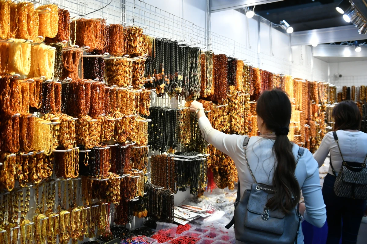 Dwóch obcokrajowców może stać za kradzieżą drogiego naszyjnika z terenu Międzynarodowych Targów Bursztynu i Biżuterii, które w sobotę zakończyły się w Gdańsku – dowiedział się nieoficjalnie reporter RMF FM. W pierwszym dniu wydarzenia skradziony został tam wyceniany na 65 tysięcy złotych naszyjnik z koralowca. To nie pierwsza kradzież na słynnych targach Amberif. Żadnej z nich nie udało się wyjaśnić.