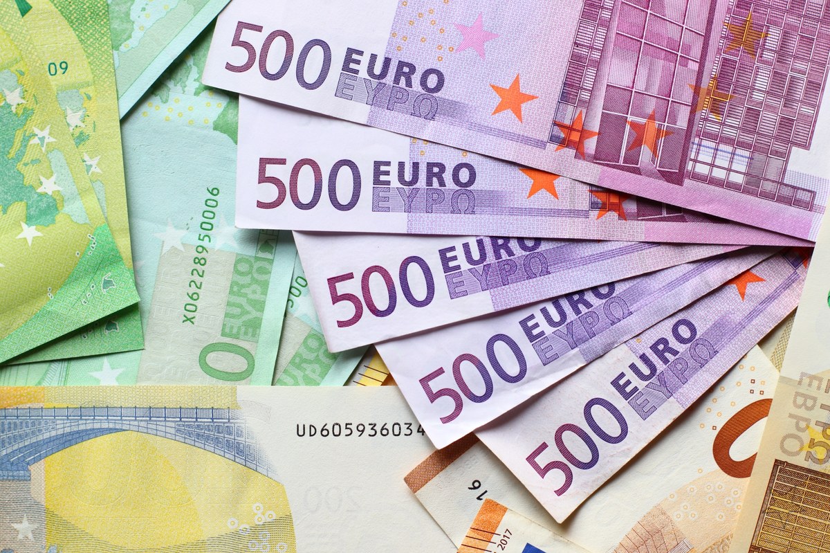 Dwóch niemieckich posłów do Parlamentu Europejskiego – liberał i Zielony – wywierali presję na przewodniczącą Komisji Europejskiej Ursulę von der Leyen w sprawie "twardego wdrożenia mechanizmu praworządności". Efektem ich działań jest zawieszenie wypłat dla Polski i Węgier – opisuje portal tygodnika "Der Spiegel", przypominając wydarzenia z grudnia 2020 roku, kiedy to trwała walka o "ratowanie praworządności w Europie".