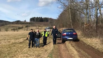 Kamienna Góra: Kierowca uciekał przed policją, pasażer wyrzucał kolce do przebijania opon