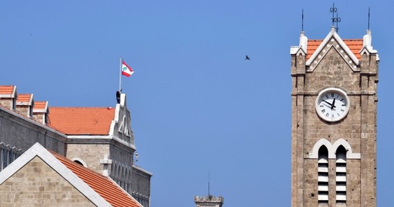 Podjęta w ostatniej chwili decyzja libańskiego rządu o opóźnieniu przesunięcia zegarów na czas letni spowodowała chaos i pogłębiła podziały religijne w kraju - poinformował w niedzielę  portal dziennika "The Guardian".