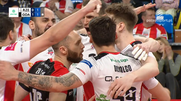 Fragmenty meczu Asseco Resovia Rzeszów – Trefl Gdańsk 3:1 (25:27, 25:22, 25:18, 28:26) w 29. kolejce PlusLigi. MVP: Maciej Muzaj (21/39 = 54% skuteczności w ataku + 5 bloków).