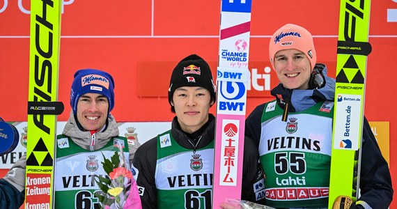 Ponad 105 minut trwała pierwsza seria konkursu Pucharu Świata w skokach narciarskich w Lahti. Z powodu loteryjnych warunków nie odbyła się druga część rywalizacji. Przy zmiennym  wietrze najlepiej spisał Japończyk Ryoyu Kobayashi. Wśród Polaków najwyżej sklasyfikowany został Jan Habdas, który zajął 11. miejsce. 
