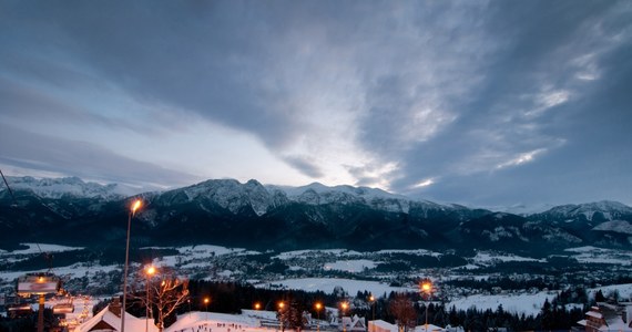 Na Podhalu kolejne stacje narciarskie kończą sezon zimowy. Niedziela była ostatnim tej zimy dniem działania trasy na Polanie Szymoszkowej w Zakopanem. Na nartach wciąż można jeździć na Kasprowym Wierchu oraz na niektórych stokach w Białce Tatrzańskiej.