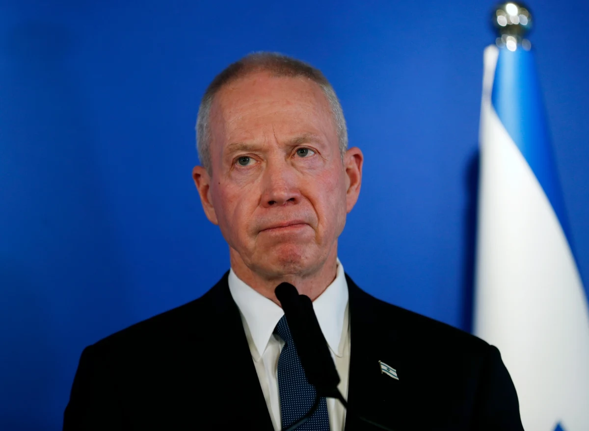 Premier Izraela Benjamin Netanjahu podjął decyzję o dymisji ministra obrony Joawa Galanta. Wczoraj szef resortu obrony wezwał rząd do wycofania się z planowanych zmian w sądownictwie. W reakcji na decyzję Netanjahu tysiące osób wyszły na ulice. Policja użyła armatek wodnych, by odeprzeć protestujących, którzy przełamali kordon bezpieczeństwa wokół rezydencji premiera w Jerozolimie.