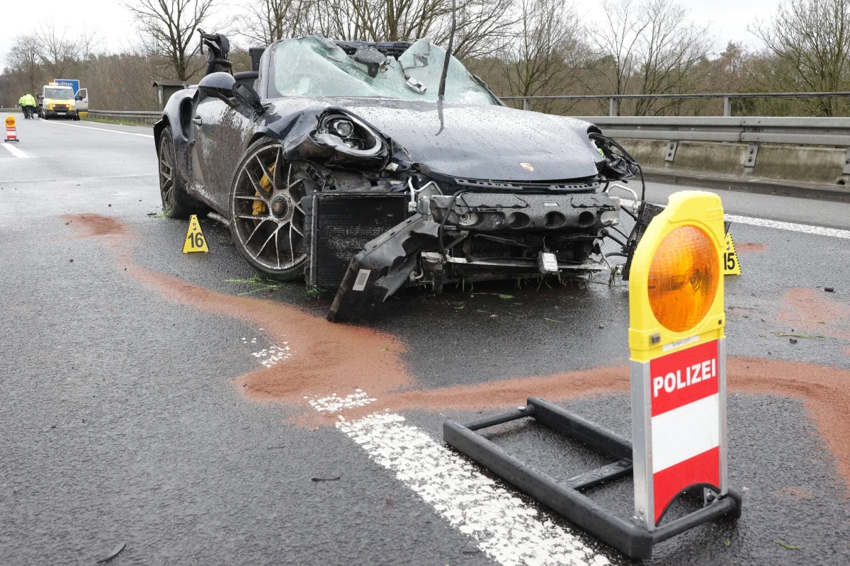 ​Czterech Holendrów zginęło w niedzielę w wypadku na autostradzie A3 w Niemczech - informuje policja. W wypadku uczestniczyły trzy samochody porsche na holenderskich tablicach rejestracyjnych.