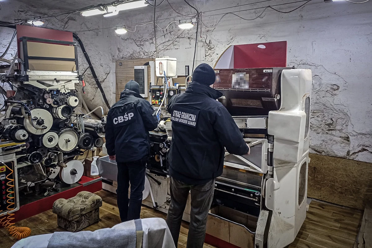 Dolnośląska Krajowa Administracja Skarbowa, Centralne Biuro Śledcze Policji i Straż Graniczna rozbiły grupę przestępczą, która nielegalnie produkowała papierosy w opuszczonym gospodarstwie rolnym w powiecie bolesławieckim. Zabezpieczono prawie
9 mln szt. papierosów i ponad 9,5 tony tytoniu. Zatrzymano 4 osoby.