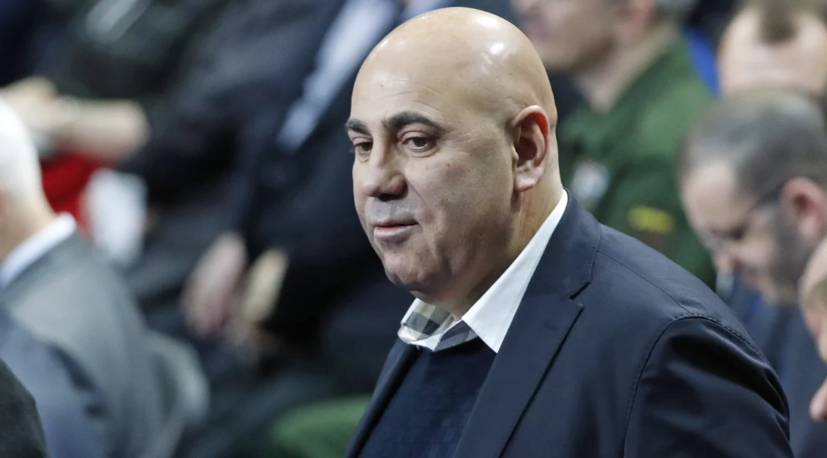 ​W sieci pojawiło się nagranie rzekomej rozmowy między rosyjskim producentem muzycznym Iosifem Prigożynem (niespokrewniony z założycielem grupy Wagnera Jewgienijem Prigożynem) oraz dawnym rosyjskim politykiem i oligarchą, obecnie azerbejdżańskim miliarderem Farhadem Achmedowem. Obaj mocno krytykują politykę Kremla i podejście do wojny w Ukrainie. Padają słowa o tym, że władze w Moskwie "zabrały krajowi przyszłość". Iosif Prigożyn początkowo zaprzeczył całkowicie rozmowie, a potem stwierdził, że to "kompilacja wypowiedzianych i fraz, oraz wygenerowanych przez sztuczną inteligencję". FSB z kolei uważa, że nagranie jest autentyczne.