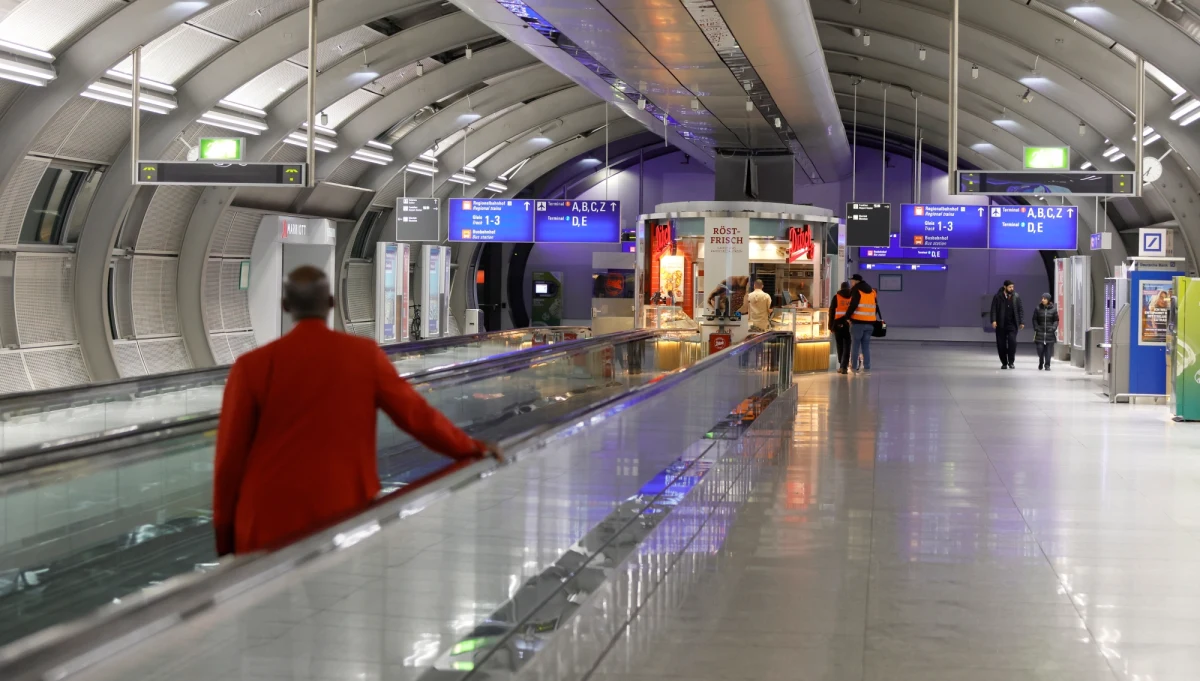 Niemców czeka przez cały dzień chaos. Największe centralne związkowe ogłosiły 24-godzinny strajk ostrzegawczy sektora transportu publicznego. Protest może sparaliżować komunikację kolejową, drogową i lotniczą. Protestujący domagają się podwyżki płac.