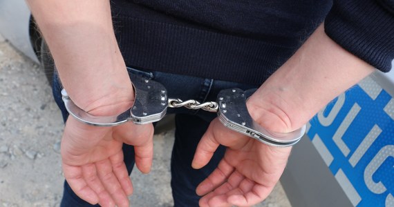 Policjanci z Olsztyna zatrzymali dwóch złodziei, którzy od kilku tygodni włamywali się do restauracji i stacji paliw. 28-latkowi i 33-latkowi postawiono kilkanaście zarzutów.