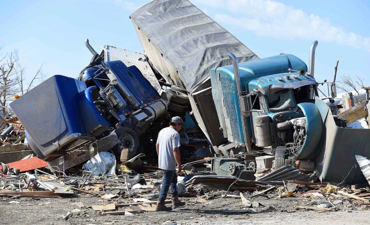 Co najmniej 26 osób zginęło w wyniku przejścia tornado przez Missisipi w Stanach Zjednoczonych. Moment uderzenia niszczycielskiego żywiołu widział na mapach pogodowych w chwili przekazywania prognozy pogody meteorolog Matt Laubhan. "Jezu, pomóż im. Amen" – powiedział załamany mężczyzna.