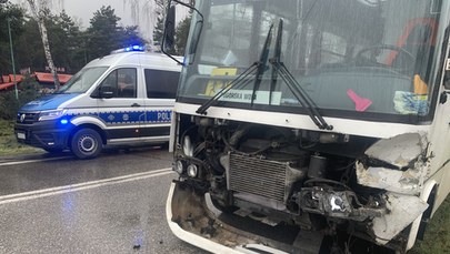 Zderzenie osobówki i busa przewożącego dzieci