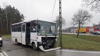 Bus przewożący dzieci zderzył się z osobówką. Jedna osoba w szpitalu