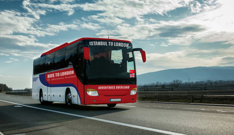 Według Księgi Rekordów Guinnessa najdłuższa trasa autobusowa na świecie mierzy 6200 km i łączy peruwiańską Limę z brazylijskim Rio de Janeiro, ale już niedługo te dane będą nieaktualne, bo indyjska firma Adventures Overland szykuje się do pobicia tego wyniku. 