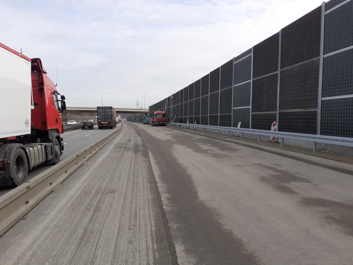 W związku z budową trzeciego pasa jezdni pomiędzy węzłem Kraków-Południe a wiaduktem przy ul. Kąpielowej kierowcy podróżujący A4 w kierunku Katowic muszą liczyć się z utrudnieniami. Od dziś (27 III) drogowcy będą frezować jezdnię, kłaść nową warstwę asfaltu i malować oznakowanie. Prace będą prowadzone nocami, od g. 20.00 do 5.00.

