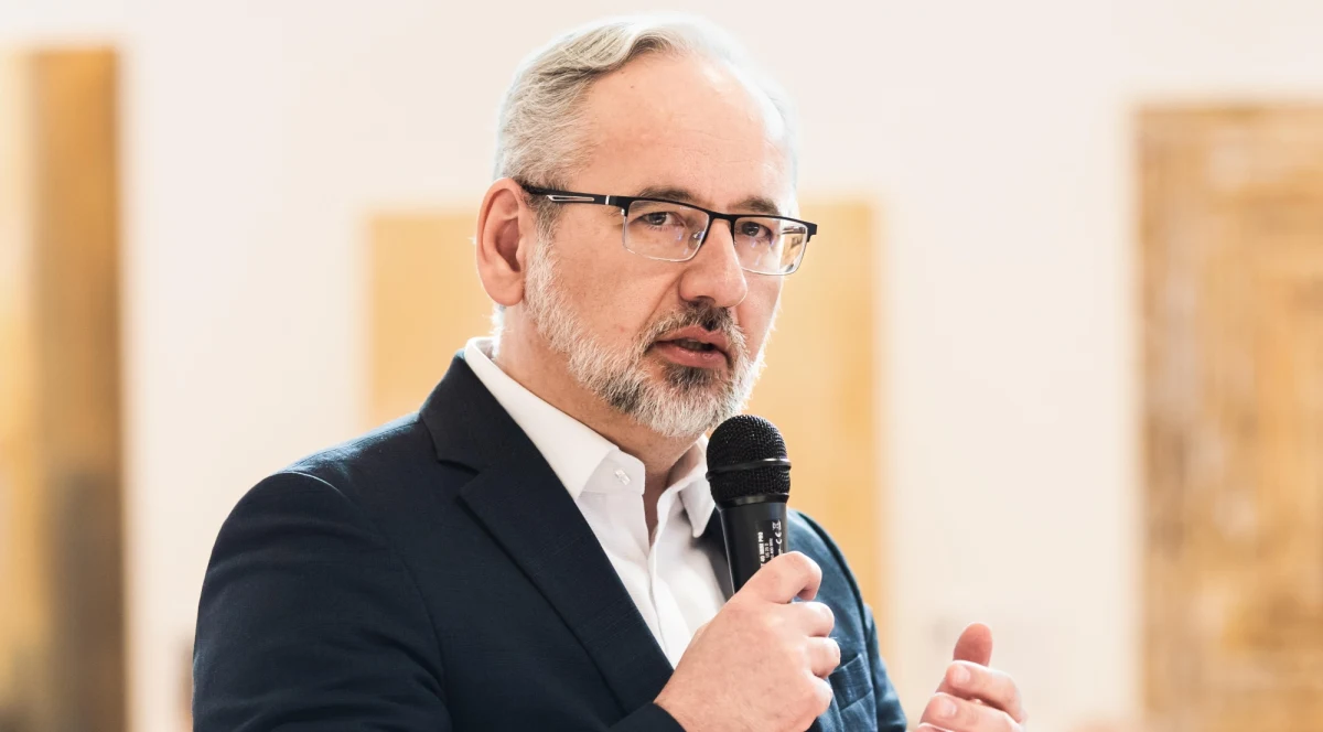 Jeżeli patrzymy na cały system opieki zdrowotnej w Polsce i w różnych krajach europejskich, to widzimy, że te systemy opieki zdrowotnej będą miały permanentny problem z personelem medycznym - ocenił minister zdrowia Adam Niedzielski. 