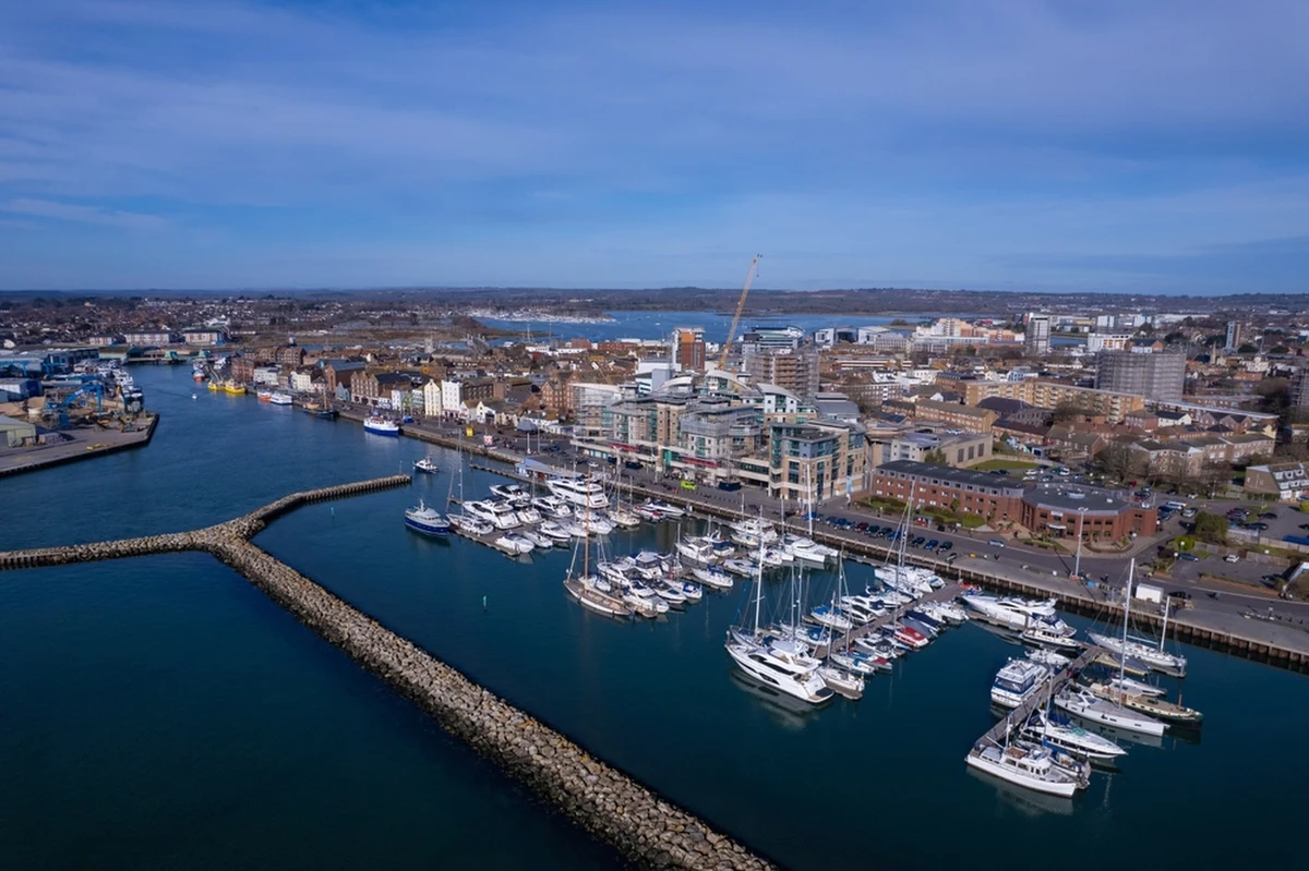 Ciecz pochodząca z procesu eksploatacji ropy naftowej dostała się do portu w nadmorskiej miejscowości Poole w południowej Anglii. Lokalne władze ostrzegają, by nie zbliżać się do plaży i nie wchodzić do wody.  