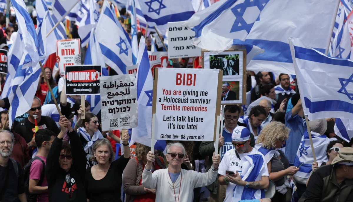 Prezydent Izraela Izaak Herzog wezwał w poniedziałek rząd do natychmiastowego wstrzymania reformy sądownictwa w imię dobra Izraela. Napisał na Twitterze: "W imię odpowiedzialności wzywam do natychmiastowego wstrzymania procesu legislacyjnego". Natomiast dziennik "Jerusalem Post" informuje, że izraelski rząd ma rozważać możliwość odstąpienia od tej reformy. Czy Netanjahu przegra to starcie? O tym opowiedział w internetowym Radiu RMF24, Michał Wojnarowicz z Polskiego Instytutu Spraw Międzynarodowych.