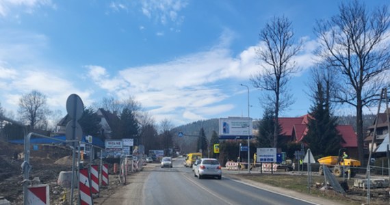 W związku z budową ronda na skrzyżowaniu z ul. Spyrkówka w Zakopanem we wtorek (28 marca) o g. 8.00 zmieniona zostanie organizacja ruchu. Zwężona zostanie jezdnia po prawej stronie, jadąc w kierunku centrum miasta.

